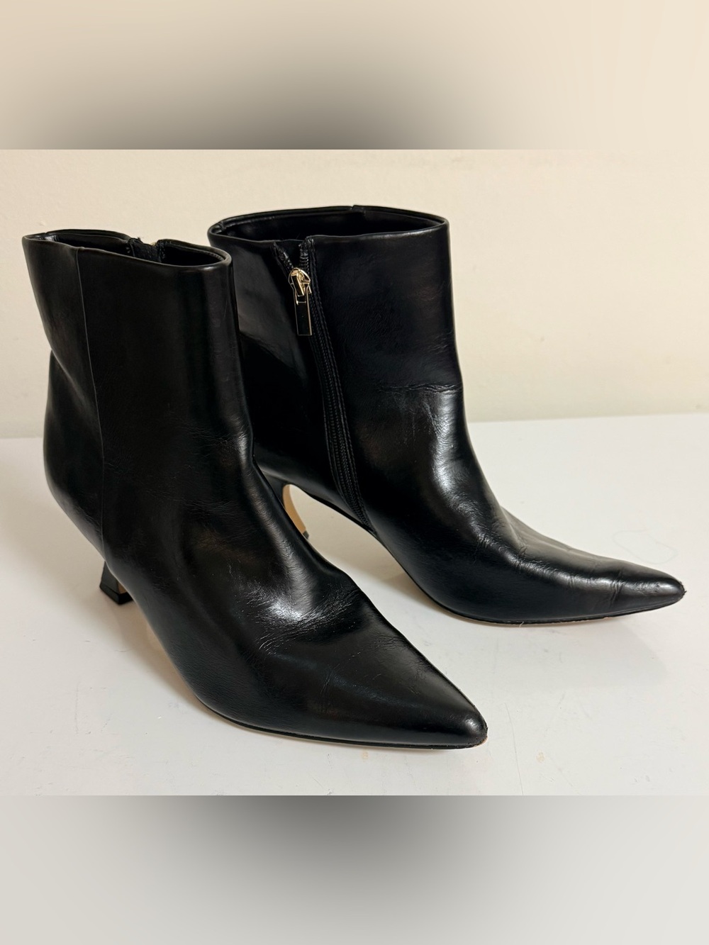 Abercrombie and Fitch Black kitten heel classic chic pointed toe zip boot 8